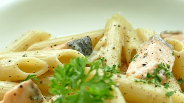Спагетти карбонара с лососем — стоковое видео