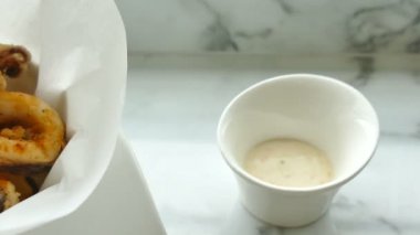 Limon ve sos ile kalamar halkaları