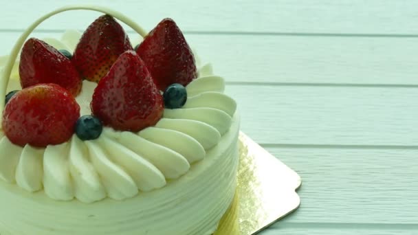 Торт-десерт з полуницею та чорницею — стокове відео