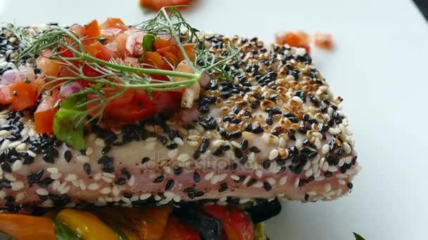 Bife de atum com tempero e legumes — Vídeo de Stock