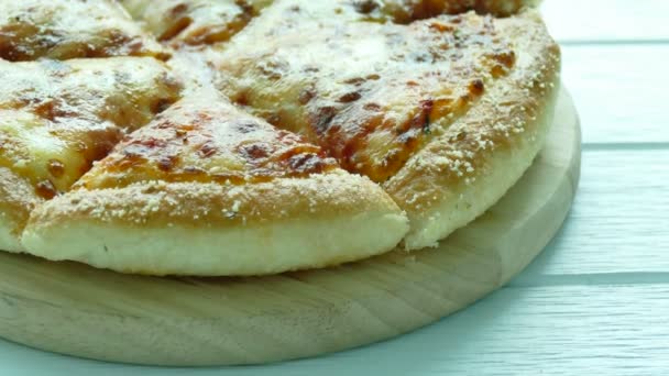 Pizza sobre tabla de cortar — Vídeos de Stock