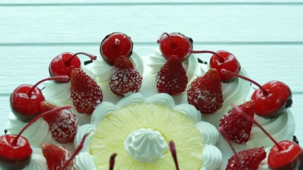Kuchen mit Kirschen und Erdbeeren — Stockvideo