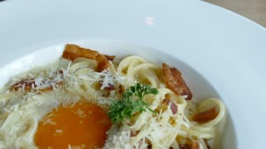 Carbonara gevrek domuz pastırması ve yumurta ile