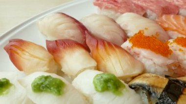 suşi beyaz tabak içinde ayarla