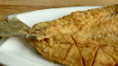 Soslu kızarmış balık.