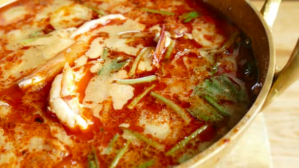 Tom yum kung spicy soup — Stok video