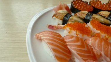 suşi beyaz tabak içinde ayarla