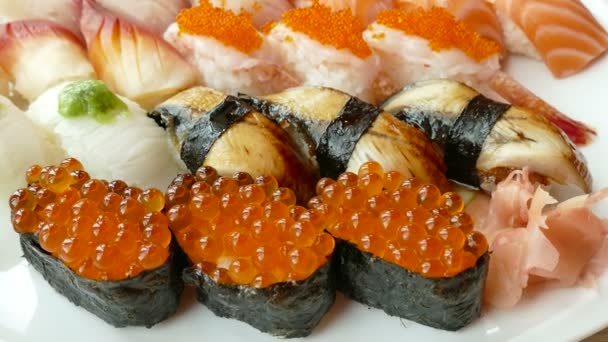 Sushi engastado en plato blanco — Vídeo de stock