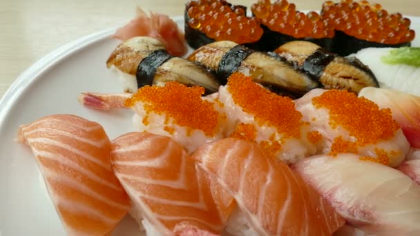 Sushi instellen in witte plaat — Stockvideo