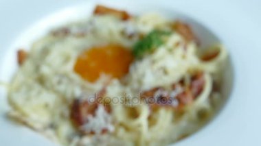 Carbonara gevrek domuz pastırması ve yumurta ile