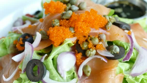 Łososia Sałatka ze świeżych warzyw — Wideo stockowe