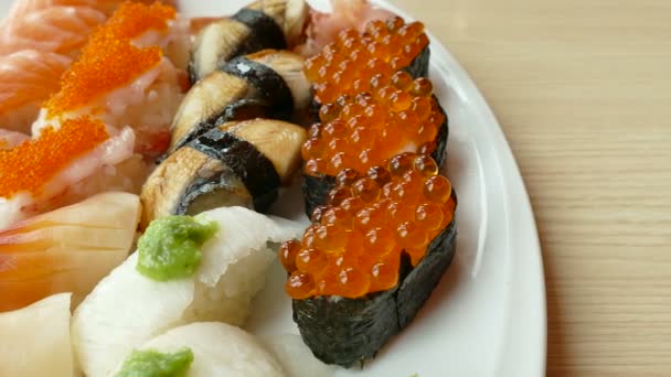 Sushi instellen in witte plaat — Stockvideo