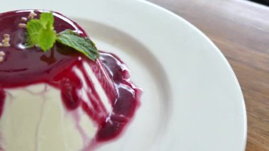 Panna cotta tatlı