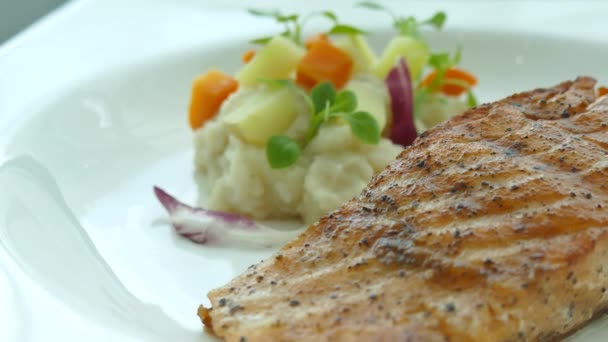 Стейк из лосося с соусом — стоковое видео