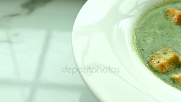 Spinach cream soup with toast — Stock Video
