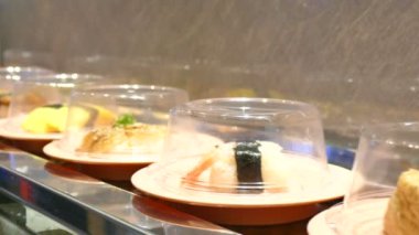 Konveyör bant üzerinde deniz ürünleri 