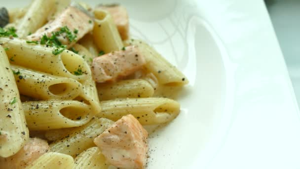 Спагетти карбонара с ломтиками лосося — стоковое видео