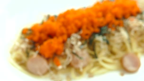 意大利面配香肠和鱼子酱 — 图库视频影像