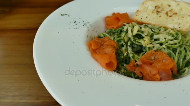 Spaghetti pesto with salmon — Stock Video
