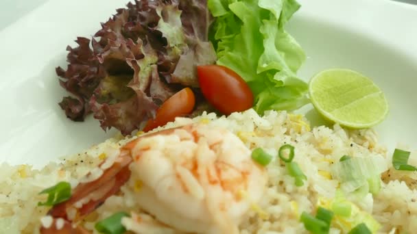 Delicioso arroz con camarones — Vídeo de stock