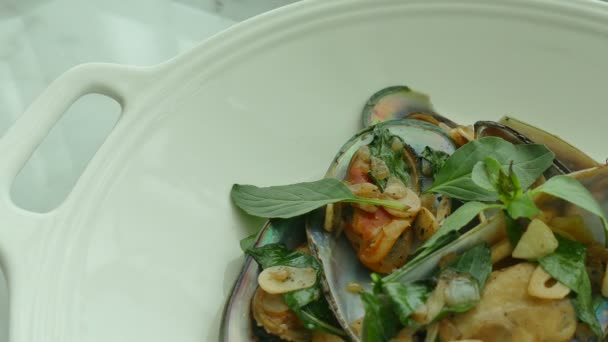 Cozze fritte con verde — Video Stock