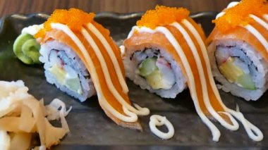 Somon ve havyarlı suşi.