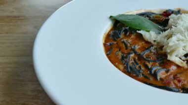 Baharatlı spagetti ve deniz ürünleri. 