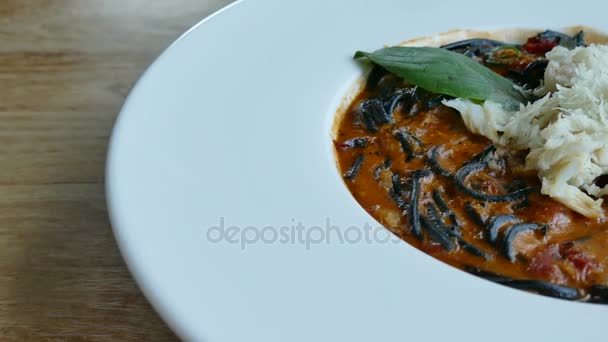 Пряные спагетти с морепродуктами — стоковое видео