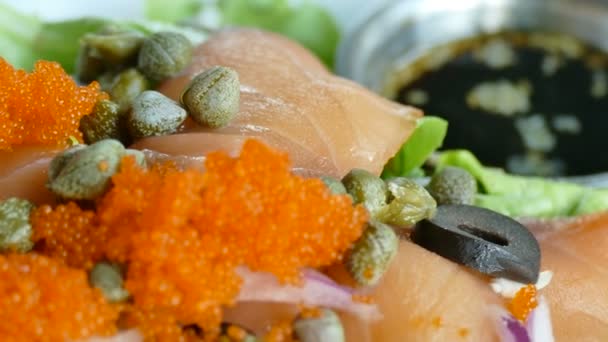 Zalm salade met verse groenten — Stockvideo