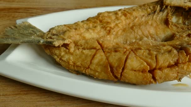 Смажена риба з соусом в мисці — стокове відео