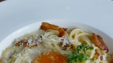 Carbonara gevrek domuz pastırması ve yumurta ile