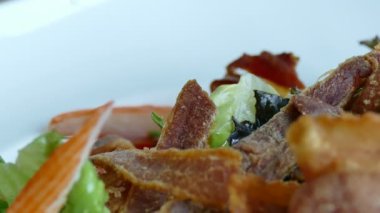 Yengeç çubuklu sebze salatası.