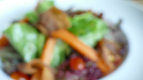 Ensalada de verduras con palitos de cangrejo — Vídeos de Stock