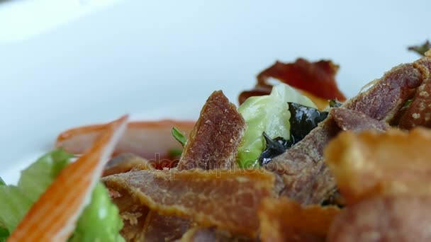 Овощной салат с крабовыми палочками — стоковое видео