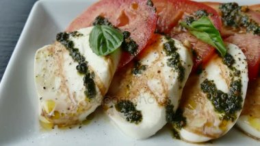 mozzarella peynirli salata domates ile