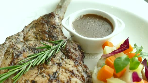 Steak chop bárány, sült burgonyával — Stock videók