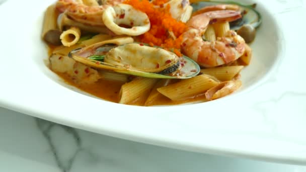 Spaghetti tom yum with seafood — Stock Video