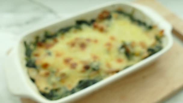 Spinazie lasagne in druipende pan — Stockvideo