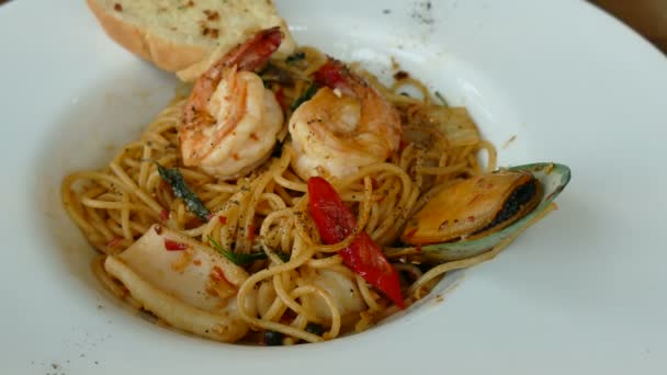 Італійська паста з морепродуктами — стокове відео