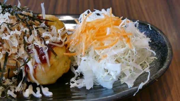 Takoyaki en plato negro — Vídeos de Stock