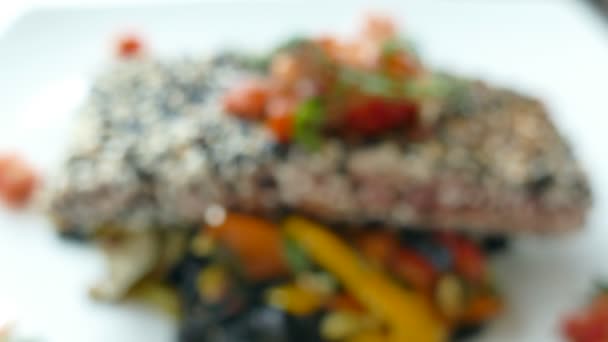 Steak tuna dengan bumbu dan sayuran — Stok Video