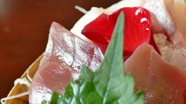 Frisches Sashimi auf Schüssel — Stockvideo