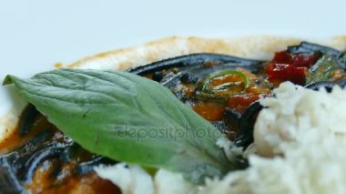 Baharatlı spagetti ve deniz ürünleri. 