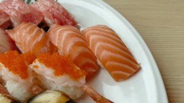 suşi beyaz tabak içinde ayarla