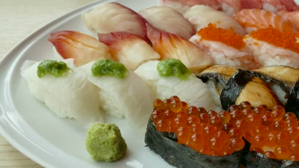 Sushi definido em placa branca — Vídeo de Stock