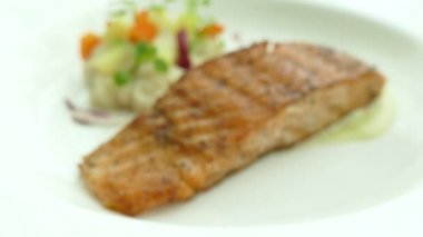 Soslu somon steak