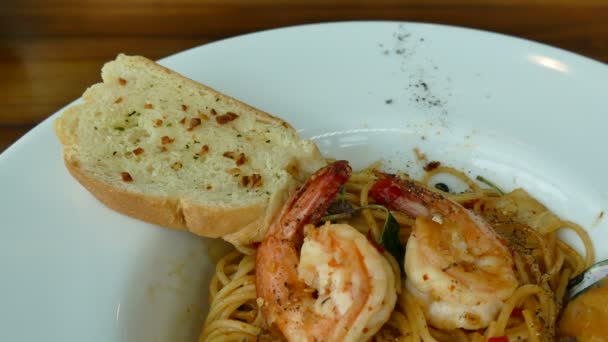 Spaghetti with shrimps in white plate — Stock Video