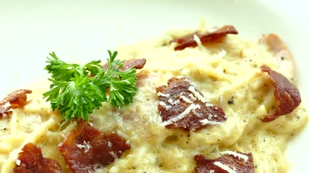 Spaghetti carbonara au bacon croustillant — Video