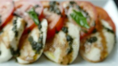 mozzarella peynirli salata domates ile