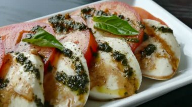 mozzarella peynirli salata domates ile